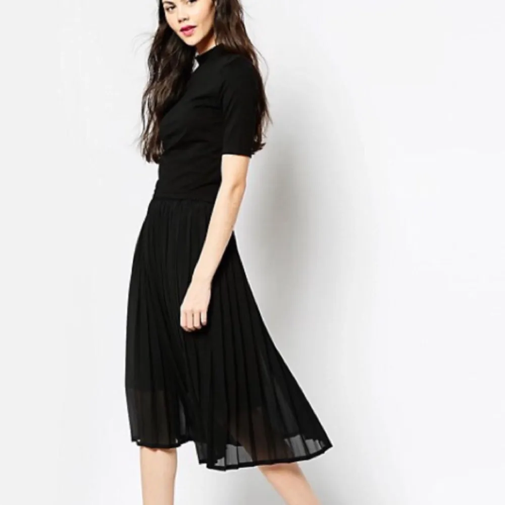 Säljer plisserad midi kjol från Monki, aldrig använt men har tagit bort prislappen. Frakt + 45kr 😊😊  Säljer till den som är mest beslutsam❗️  Längdmått ca 75cm, kjolen har en stretchig midja😁. Kjolar.