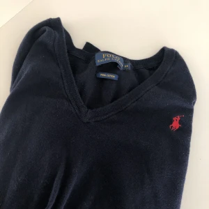  - Stickad tröja från Ralph Lauren. Betalning sker via swisch och köparen står för frakten