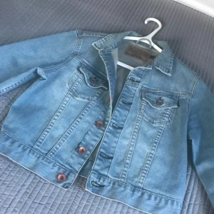  - Crocker jeans jacka som knappt är använd, som ny! 200kr inklusive frakt 
