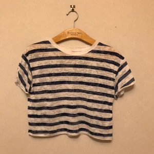 - Blå- och vitrandig crop top från H&M i storlek XS. Väldigt luftig och perfekt för sommaren. Frakt tillkommer.
