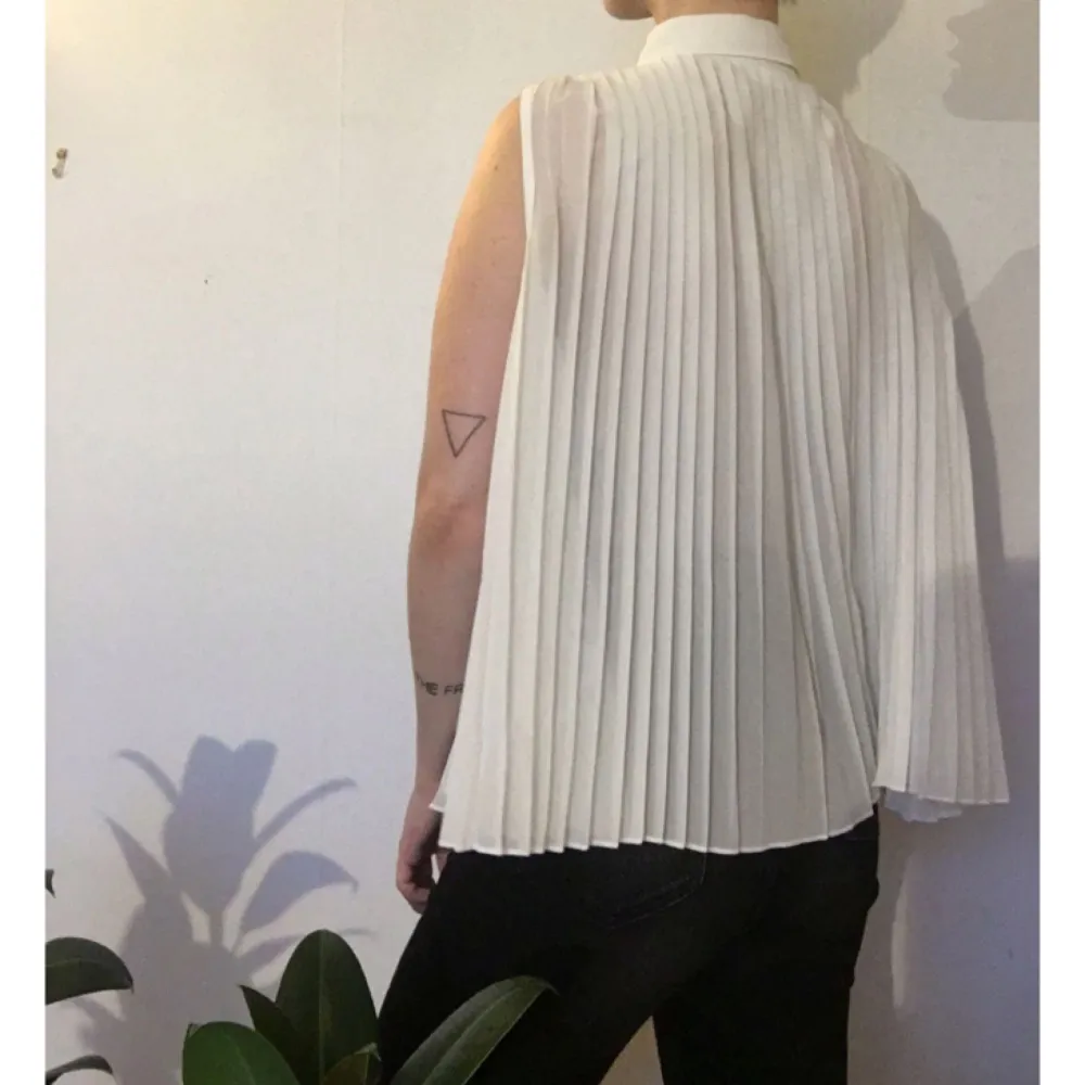 Vit plisserad transparent skjorta från Weekday.  Frakt 45kr betalas av köpare. Kan även hämtas i Malmö 🌸 . Skjortor.
