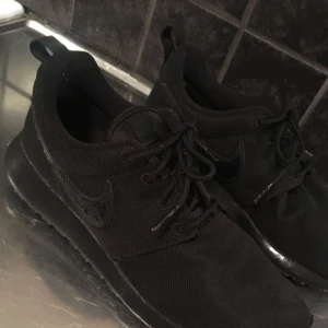  - Nike Roshe One storlek 38.   Endast använda vid ett tillfälle, säljes pågrund av fel storlek. Nypris 899:- köpta på Zalando. Supersnygga, lätta och sköna skor. 