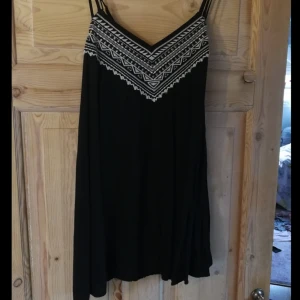  - Klänning/tunika med broderier. Använd max 3 gånger. 
