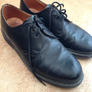  - Dr Martens skor i begangnat skick som du ser på bilden. Strlk 41. 