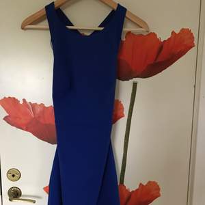 Skitsnygg blå klänning med ett superfint cutout i ryggen. Köpt på Zara. Köpare står för frakten och köpt är köpt