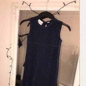  - En blå klänning i ett fint skick. Frakten ingår inte. 