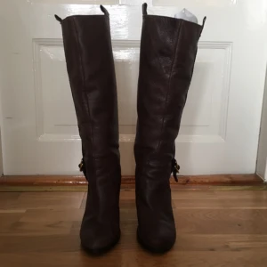  - Stövlar från Zara i syntet. Välskötta och har legat i källaren i många år.