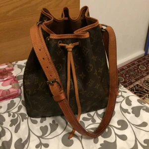 - Vintage Louis Vuitton Petit Noe, tillverkad 1989 i Paris. Fick den som present. Ej kvitto. 