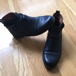  - Snygga svarta Ecco jodhpurs. Lite slitna (se sista bild) men annars fina och i bra kvalitet. 