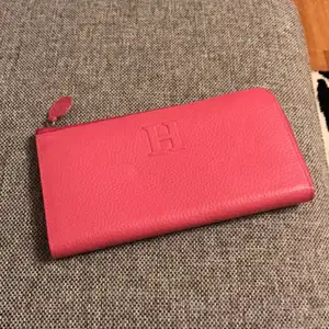 Fake Hermes plånbok. Lite mer åt vattenmelon rosa färgen. Finns en liten dragkedja bakom. Använd 1/2 sommar 