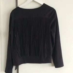  - Jacka i mocka imitation med fransar både bak och fram, använd men i gott skick