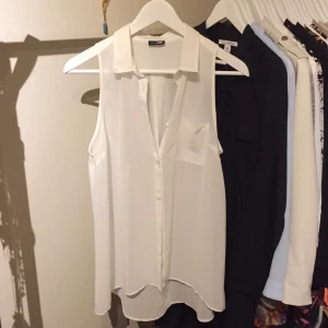  - Tunt linne/tröja/väst/topp med korta ärmar från JC storlek S. Snyggt att dra över sig på sommaren eller ha den ensam som den är. 