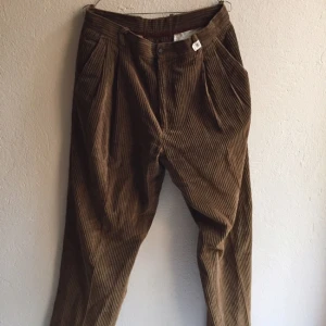  - Härligt baggy Timberlandbyxor i manchestertyg. Unika och rätt i tiden. Perfekt skick med någon slags prislapp kvar! Finns i centrala Stockholm. 