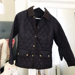  - Jacka från Barbour, strl XS men är stor!!