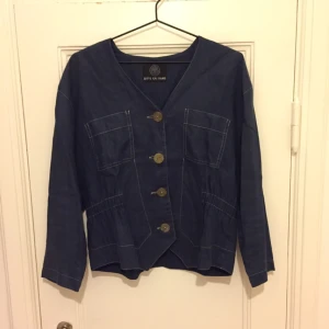  - Älskar denna! Köpte den på en second hand i London. Så fin på! Jeansmaterial. Lika snygg att ha knäppt som öppen.