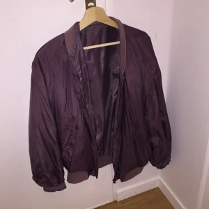  - Riktigt najssss och cool vintage bomberjacka! (Bilderna får den dock att se väldigt glansig ut vilket inte stämmer in på verkligheten riktigt hehe.)