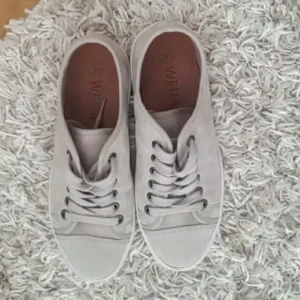  - Sneakers från Vera storlek 36. Använda 1 gång. Köparen står för frakten. 