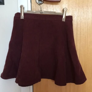 - Vinröd kjol i manchestertyg från american apparel.   Kan mötas i Uppsala, annars står köparen för frakten:)