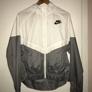  - Säljer min älskade nya fina Nike jacka. Inköpt i våras för 749kr. Säljes pga att den är för stor. Jackan är använd 2 gånger. Helt och ren, inga skråmor. Säljer för 500kr.  Säljaren står för frakt.