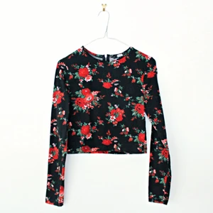  - Heting från Bik Bok för alla årstider som visar lite av magen. 92 % bomull, 8 % elastan. 