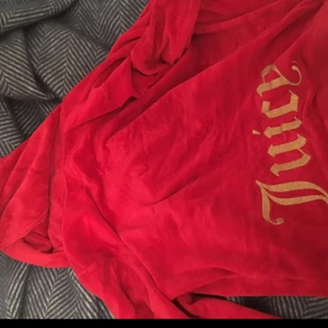  - Juicy couture hoodie. Bättre bilder kan skickar vid intresse men alla mina bilder ör sämst flr jag är så lat..