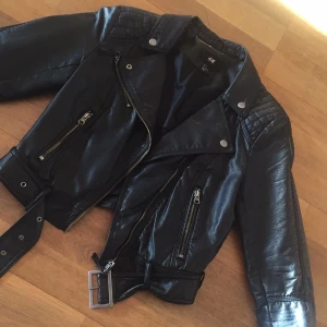 - Säljer min skinnjacka för har köpt en ny. Använd men i fint skick. 