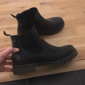  - Polo Ralph Lauren Chelsea Boots. Köpta från Scorett för ca 3-4 månader sen men knappt använda. Nypris 1400kr.