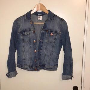  - Jeansjacka från HM. Passar även 36, beroende på hur man vill att den ska sitta