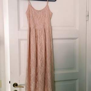 Rosa klänning i spets perfekt för sommaren.
Storlek: M
Sparsamt använd
Köparen står för frakt
Möts upp i Stockholm