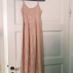  - Rosa klänning i spets perfekt för sommaren.
Storlek: M
Sparsamt använd
Köparen står för frakt
Möts upp i Stockholm