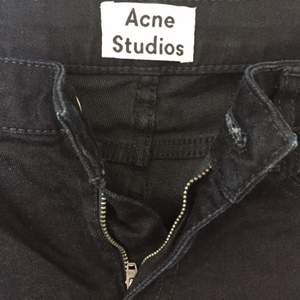 Jeans från Acne i modellen Skin 5 Indie. Skinny fit. I princip oanvända. Storlek 27/32