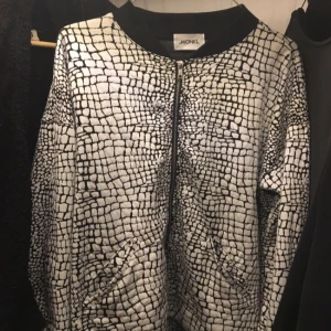  - En tröja att ha över en annan. Sparsamt använd. Rak i passformen och storlek S.
Kan skickas/hämtas eller lämnas beroende på var du bor! :)