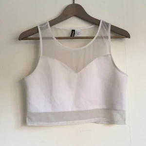  - Kort top från H&M - divided. 

Köparen står för frakt. Fråga gärna! 
