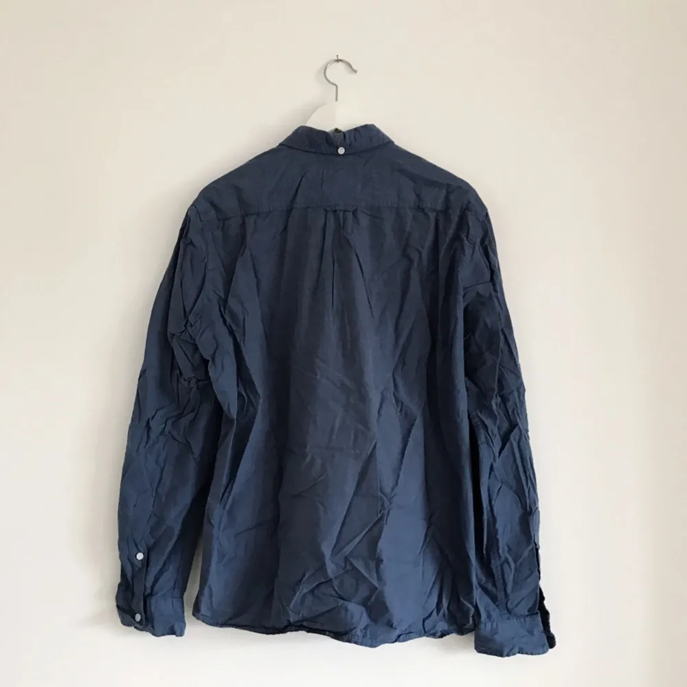 Säljer sambons snygga blå bomullsskjorta från H&M då den inte längre passar honom. Härligt avslappnad stil.  Möts upp i Stockholm eller kan skickas. Köparen betalar frakt. Använder gärna swish :) fråga gärna om ni har några funderingar!. Skjortor.