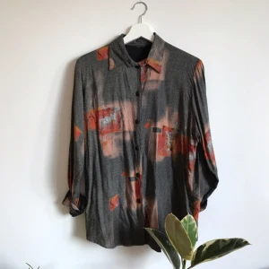  - Blus inköpt second hand. Jättefint mönster men tyvärr för stor för mig