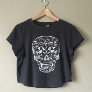  - Top med tryck från H&M. Ganska kort modell.
Frakt tillkommer, tar swish!