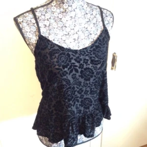  - Ursnyggt linne från Bikbok! Prislapp kvar, inte ens provad.  Gjord i sammet.