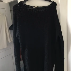  - Stickad tröja mot oversize-stuket. 