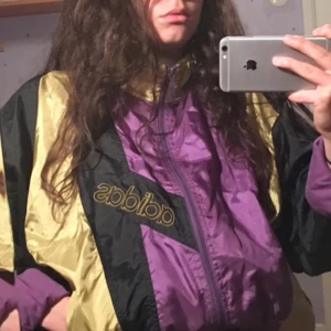 - Adidas jacka. Storlek M men skulle passa allt mellan XS-L. 