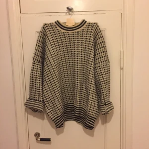  - Supermysig stickad tröja i 100% ull. 