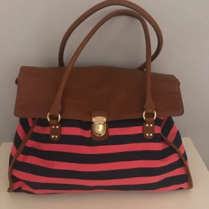  - Fin väska från hm. Fint skick.  Kan skickas mot fraktkostnad. 