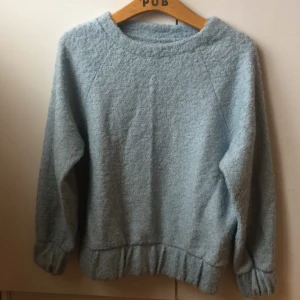  - Härlig ljusblå tröja som endast är använd 2 gånger. Resår i midjan och ärmarna som ger en snygg passform 