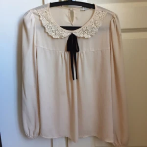  - En söt blouse från Forever21, storlek S.