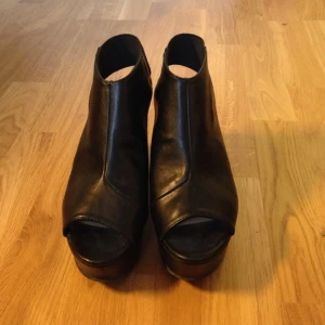 Svarta skor från H&M. Med en platå på 7 cm och resår runt ankeln.  - Svarta skor från H&M. Med en platå på 7 cm och resår runt ankeln. 