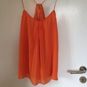 - Tunnt, somrigt linne i orange. Supersött och i mycket bra skick!!