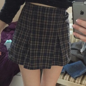  - Rutig kjol från brandy melville med resår i midjan. Sitter som storlek S-M