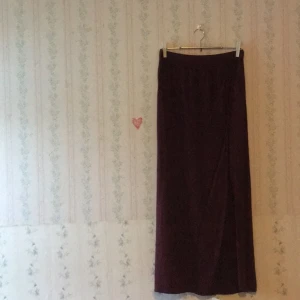  - Långkjol i burgundy från Gina Tricot med hög slits på ena sidan och dragkedja på baksidan. Endast testad. Frakt tillkommer.