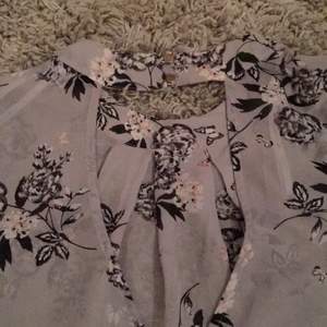 Grey flower printed blouse with open back