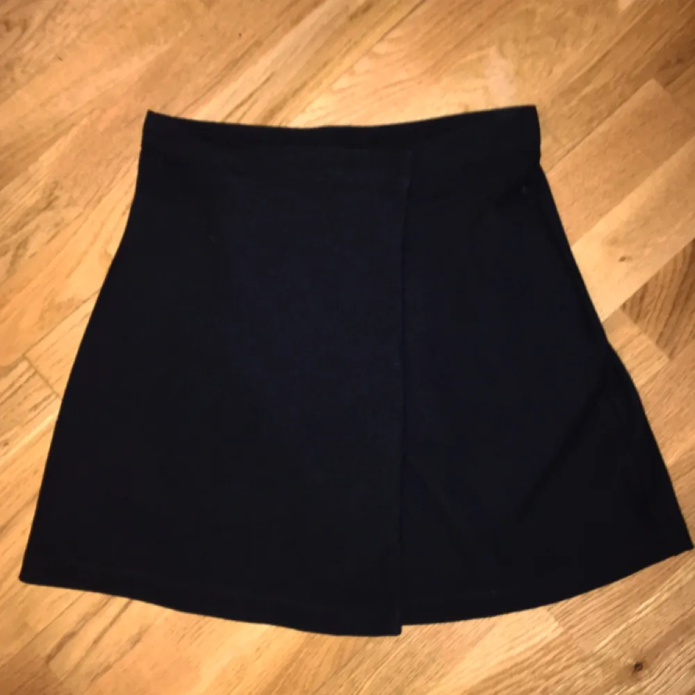 ELEGANT kort svart kjol från American Apparel! 
Den knäpps i mitten på framsidan vilket är väldigt fint. 🌹🌹. Kjolar.
