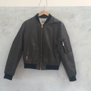  - Mörkgrön bomberjacka från zara med gulddetaljer. Jättebra skick och endast använd ett fåtal gånger.